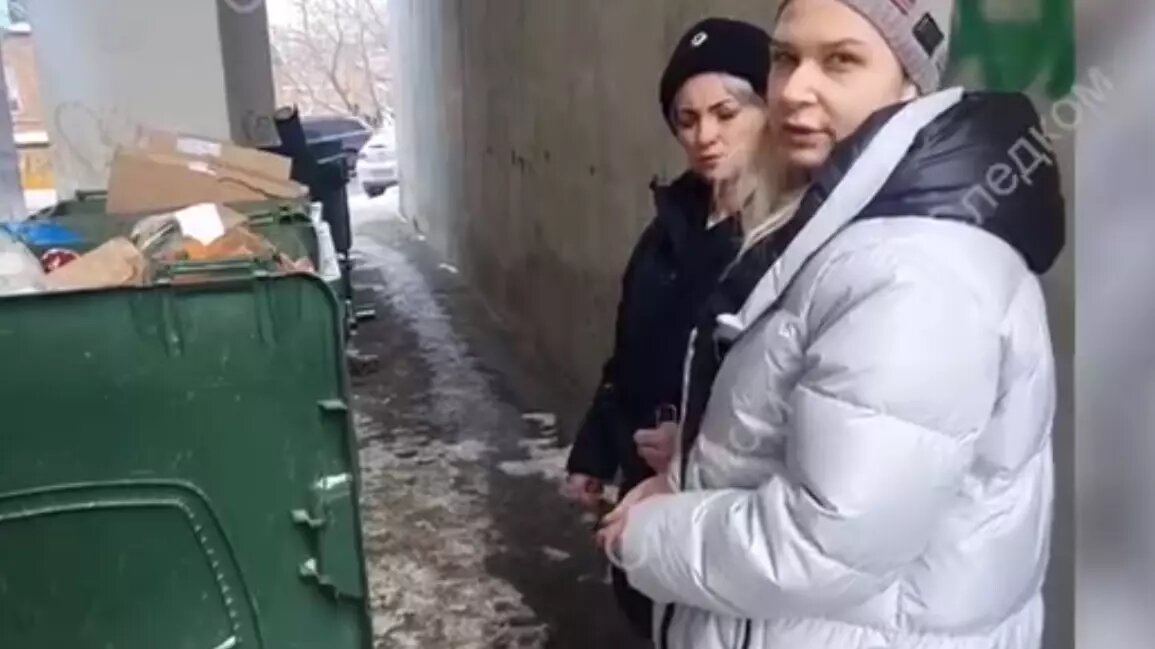 Екатерина Бельская показывает, куда она выбросила части тел своих родственников. Источник: Следком