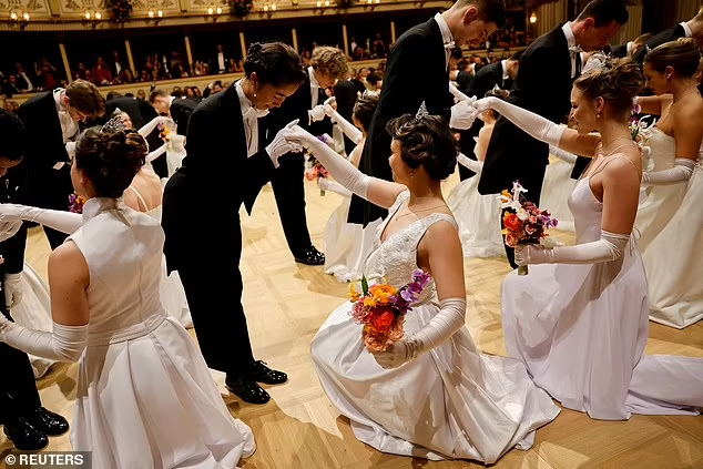 Одетые в соответствии со строгим дресс-кодом, дебютантки надели белые платья, уложили волосы и, конечно же, надели белые перчатки для оперы, когда их представляли обществу