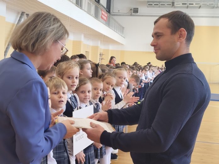 Михаил Пуляев дарит юным дзюдоистам сувениры