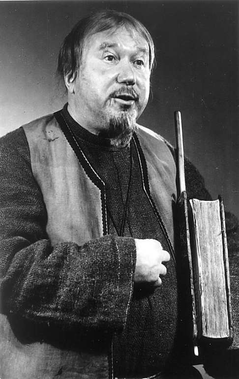 Учитель Кутейкин у Фонвизина брал дёшево. И всё благодаря тому,что не был учителем: будучи семинаристом, "убоялся бездны знаний" и уволился с курса.