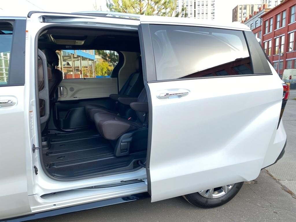 Sienna - идеальный семейный минивэн. Источник иллюстрации - auto.ru