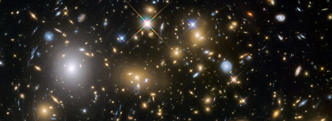 Фрагмент фотографии звездного неба. Галактическое скопление Abell 370. Телескоп Хаббл.