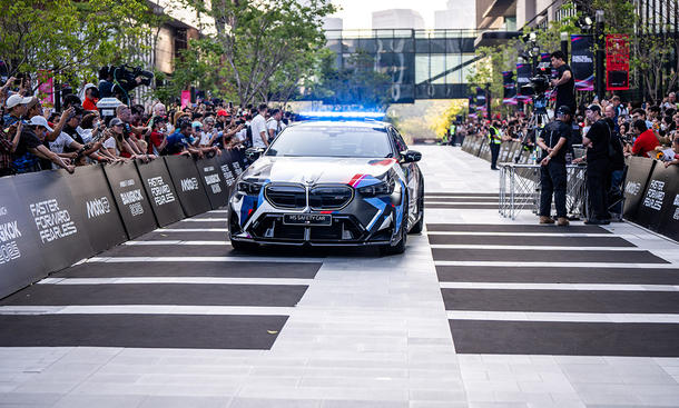 BMW M5 MotoGP Safety Car
Автомобиль безопасности BMW M5 MotoGP оснащен гибридной трансмиссией M, в которой высокооборотный двигатель V8 поддерживается электродвигателем.
Фото: BMW
