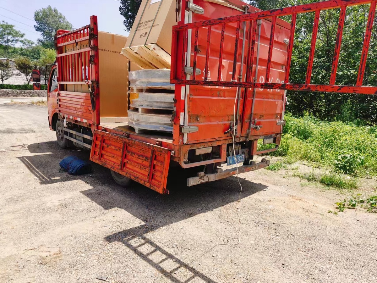 Идет погрузка фланцев больших диаметров по ГОСТ 33259-2015 - всего 3 штуки. 