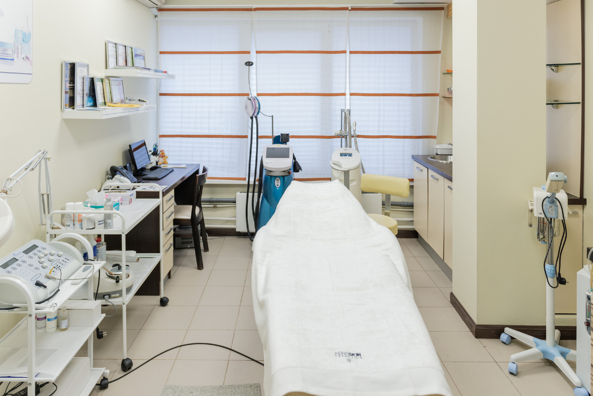 На фото представлено профессиональное оборудованние нашего центра красоты и здоровья “Т-Стиль”. Комфорт и современный подход к уходу за кожей – всё здесь создано для того, чтобы каждая процедура проходила безопасно и максимально эффективно.