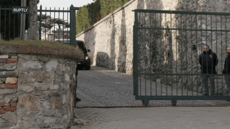    Переговоры России и США в Стамбуле продлились более шести часов. Напрасно ждали журналисты: русская делегация покинула американское консульство, не дав никаких комментариев. Видео: Ruptly