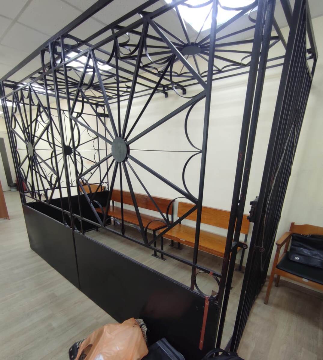 Клетка опустела - суд освободил из-под стражи обвиняемого.