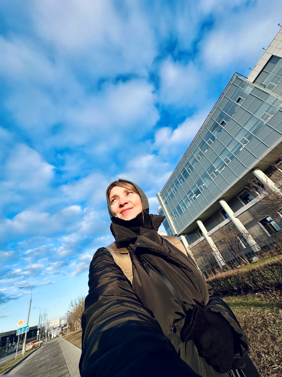 Так счастливая выглядит мать, которая отправила ребёнка с бабушкой в сад, а сама идёт в офис в солнечный день.