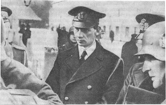 Датский офицер в Копенгагене сдается нацистским войскам.Из открытых источников