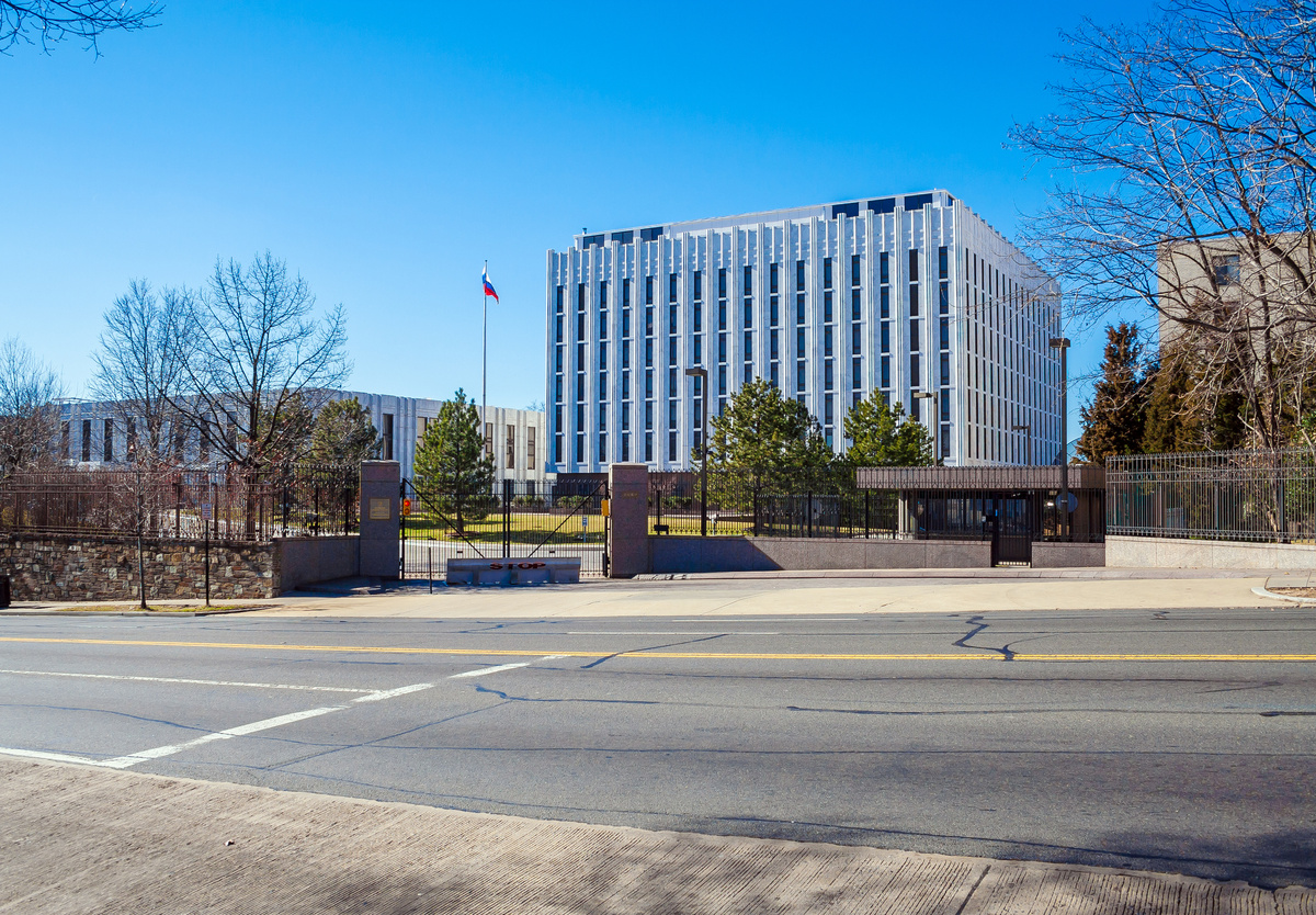     Здание посольства РФ в Вашингтоне / Gettyimages.ru / Rostislavv