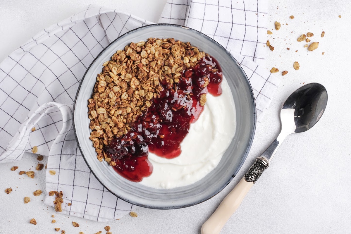 Ореховая гранола с йогуртом и тёплым ягодным соусом