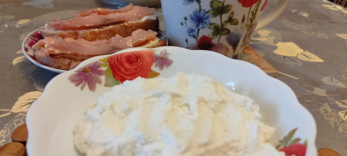 Завтрак. Творог со сметаной. 