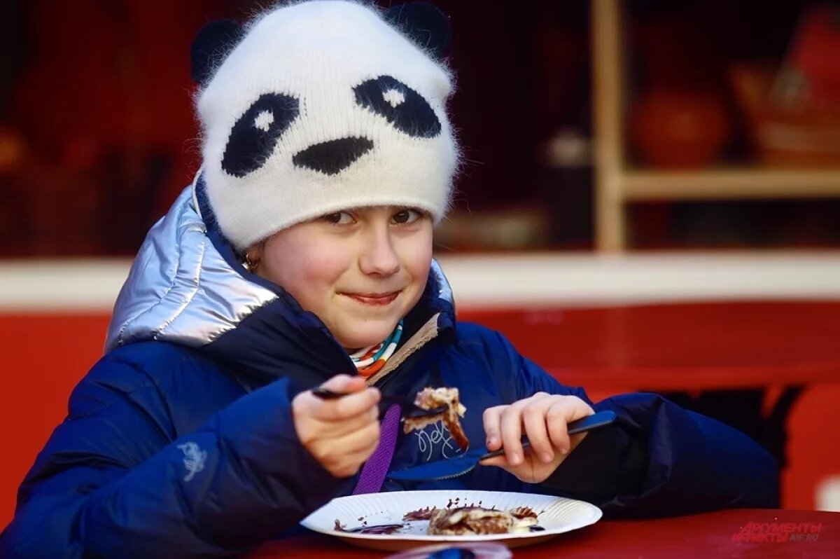    Вам с килькой или чёрной икрой?