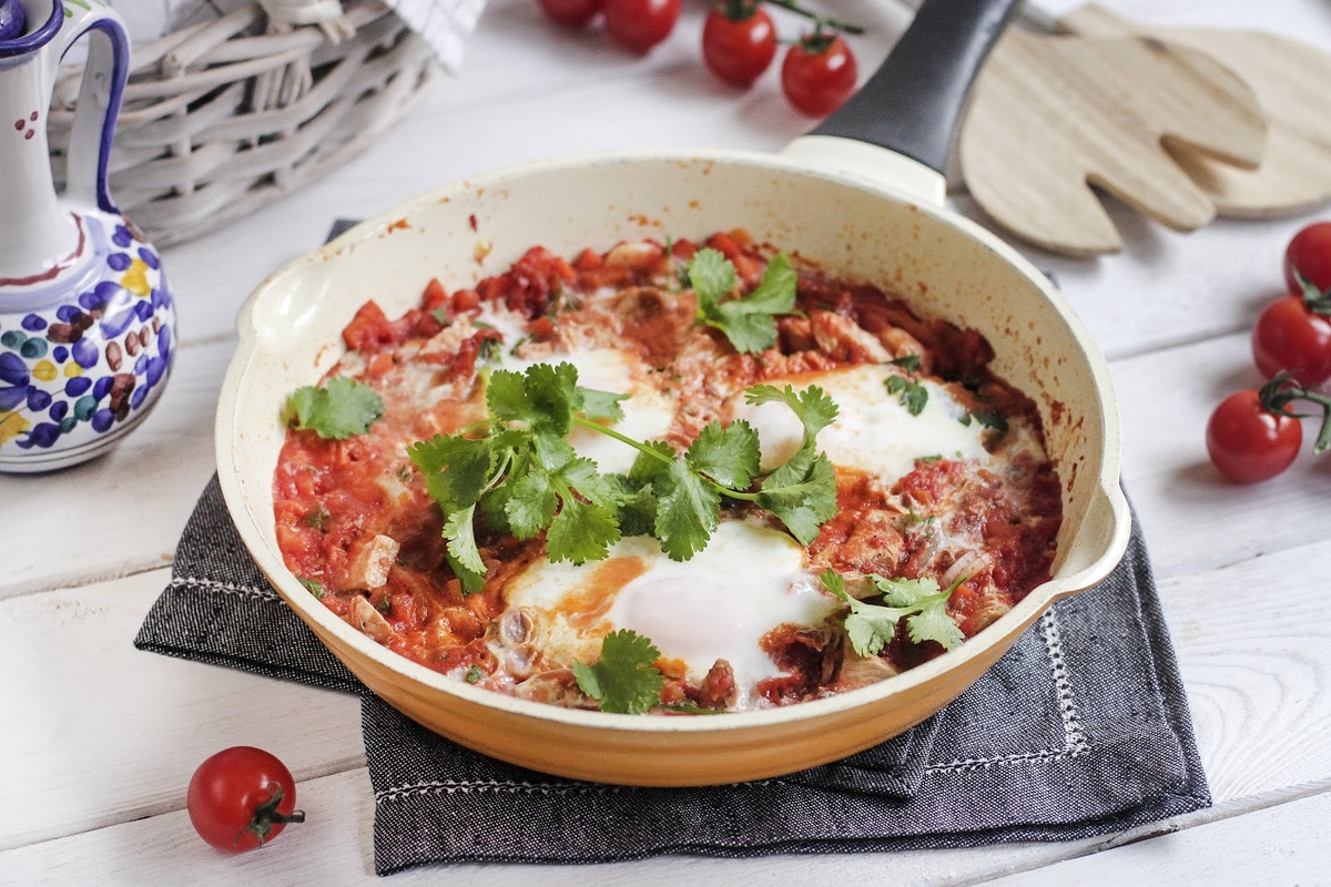 Шакшука — израильская яичница с индейкой и томатами