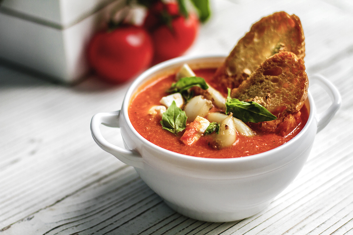 Томатный суп с морепродуктами и хрустящей чиабаттой
