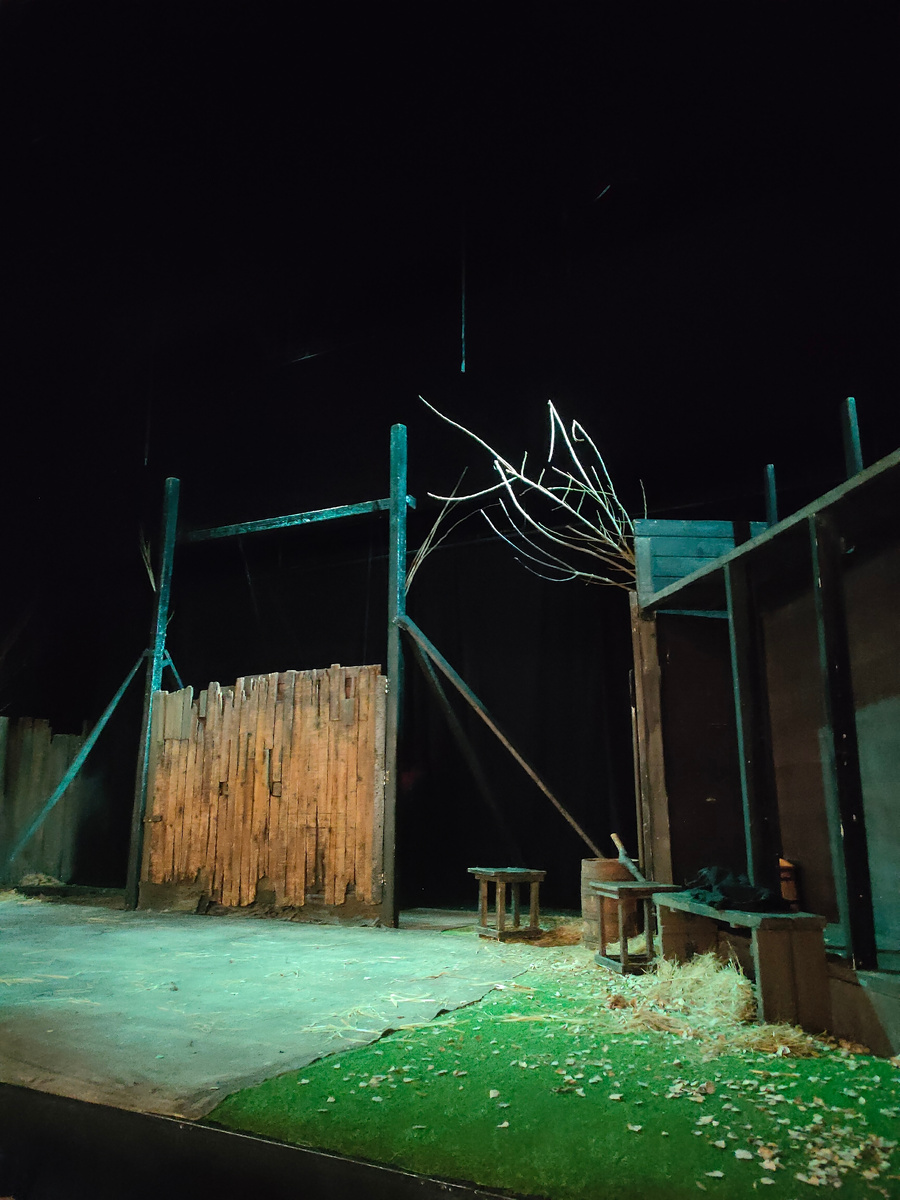 Вид сильно сбоку, вороты универсальные, за ними качели. Фото автора.