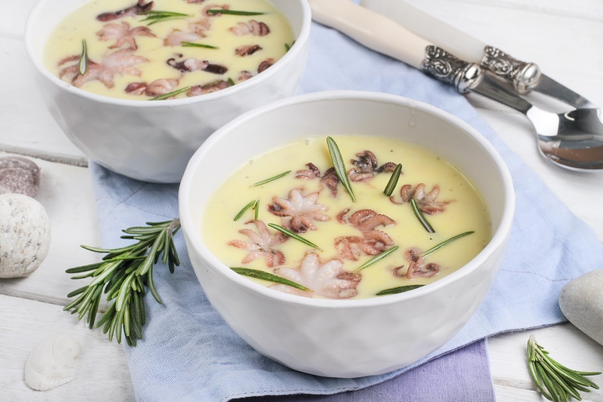 Сливочный крем-суп с мини-осьминогами