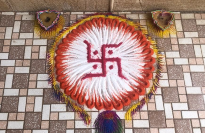 Подобное можно встретить около храмов (сделано из цветного порошка холи). Но не думайте об индусах плохо