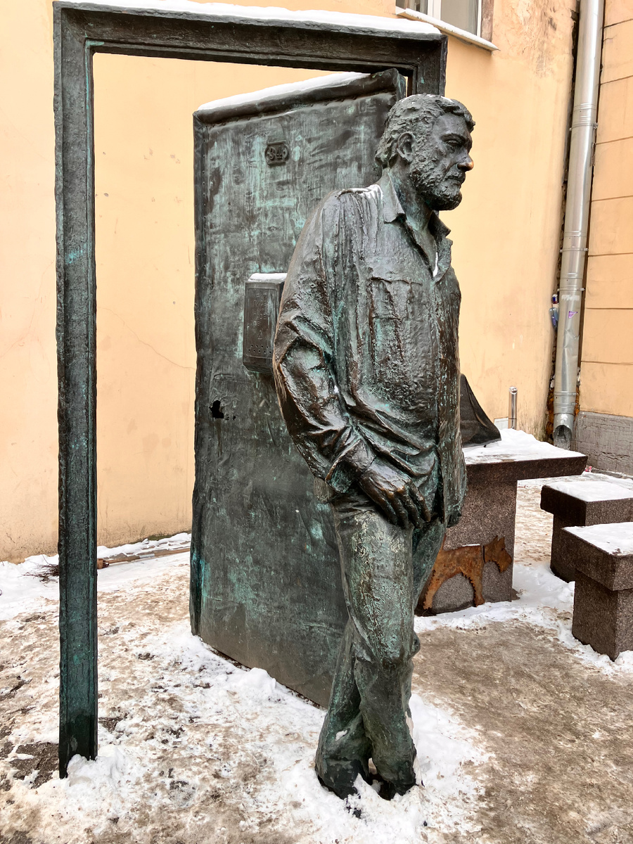 Рядом с Довлатовым изображение его любимой собаки