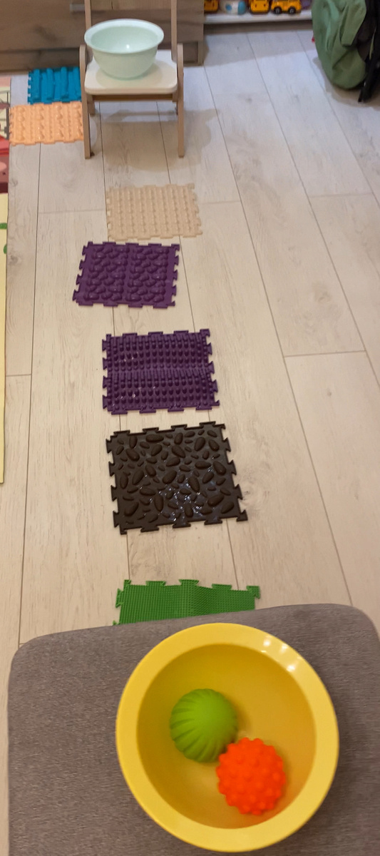 Усложняем задания дорожкой из ортоковриков, кочек, балансиром, одним словом, создаем полосу препятствий 👌