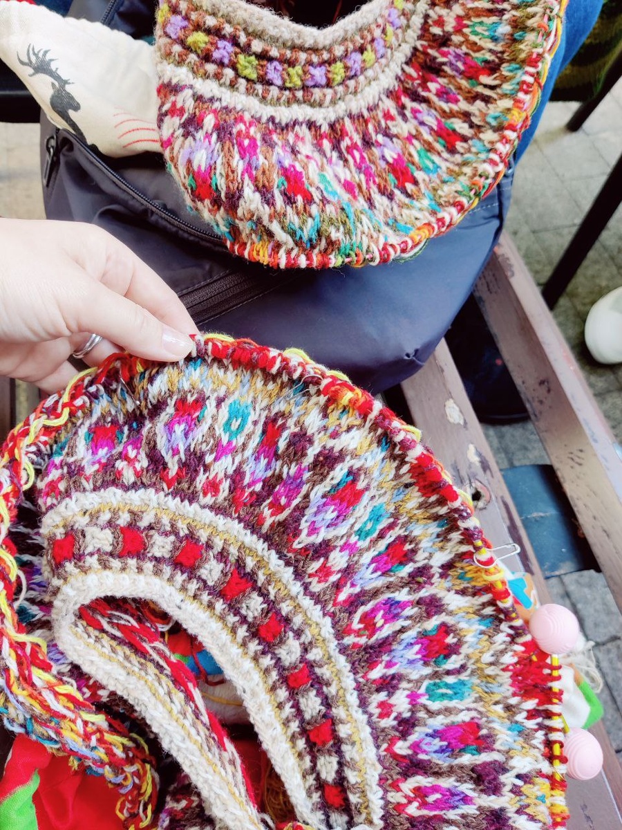 вязальные посиделки Россыпи пряжи на улице. Вяжем свитер "Лазурит" дизайнера Нателы Астаховой