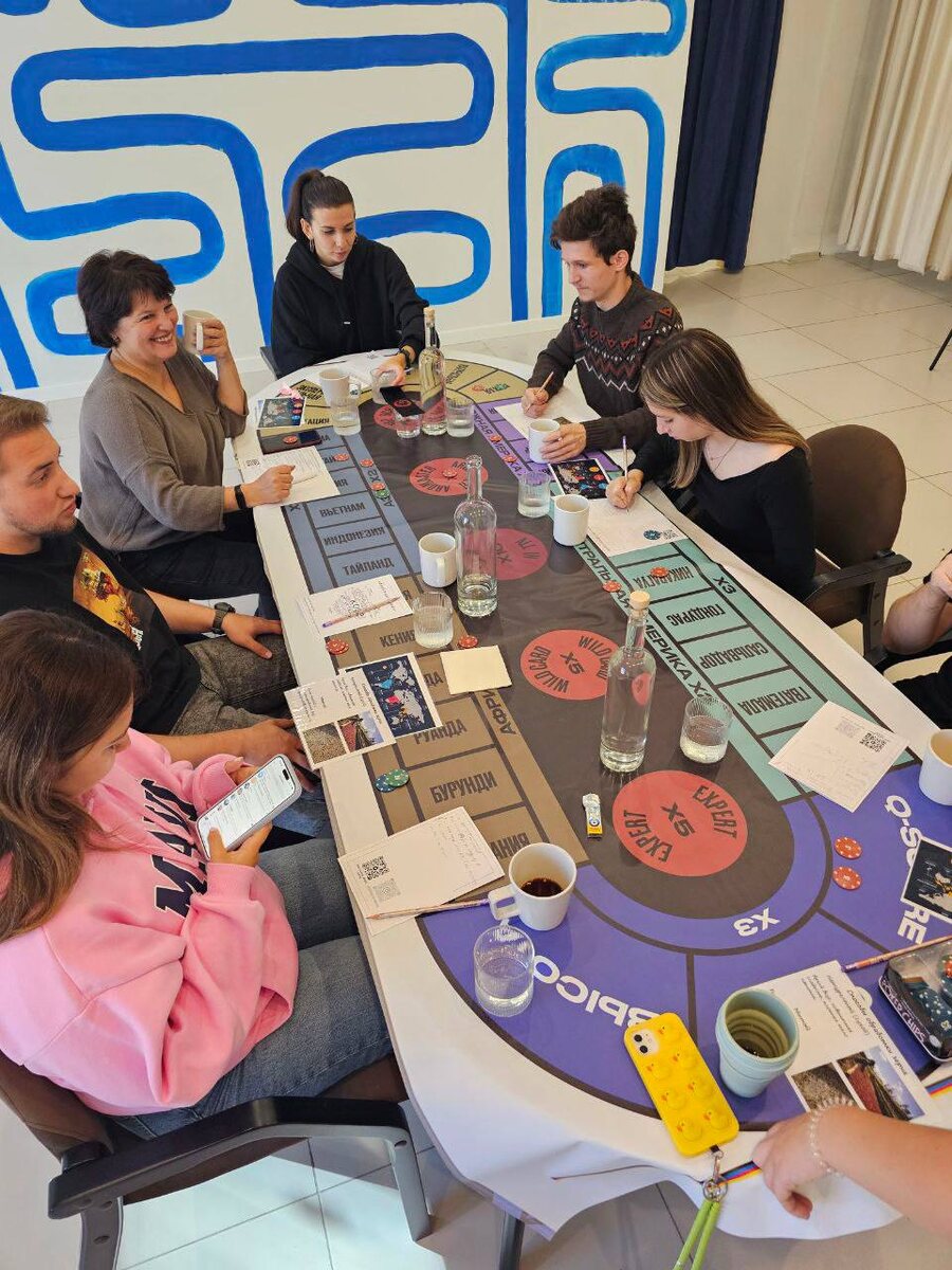 Не переживайте, спустить всю зарплату в кофейном казино невозможно. Ставки формальные – номинал фишек равен количеству баллов. Кто наберет больше очков, тот заберет приз в кофейное тематике. Фото: Екатерина Шанк.