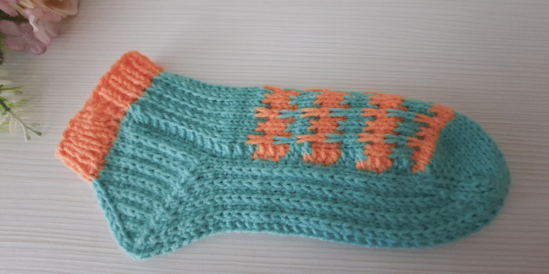 Носки- следки на двух спицах без швов.