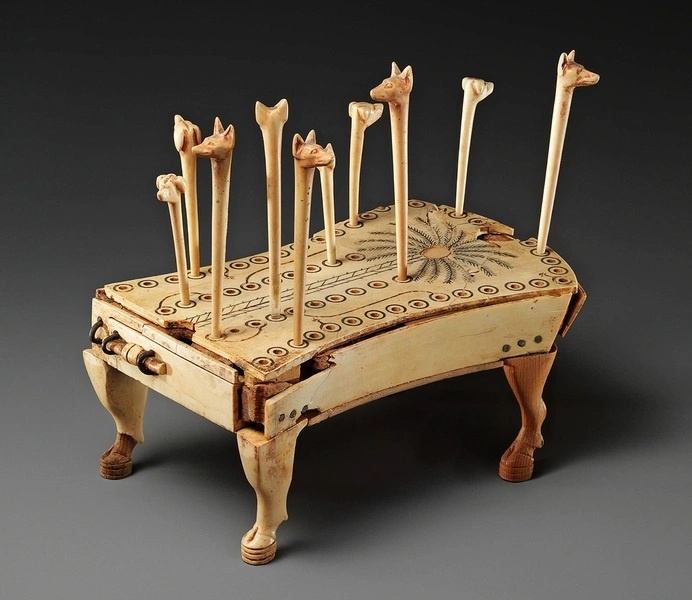 В Метрополитен-музее в Нью-Йорке, США, находится деревянная доска, украшенная декоративными элементами из слоновой кости.