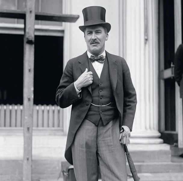 Говард Картер, известный археолог, был сфотографирован 8 мая 1924 года. На тот момент прошло уже полтора года после того, как он открыл гробницу Тутанхамона. Это событие вызвало большой интерес к Древнему Египту среди режиссёров и писателей.