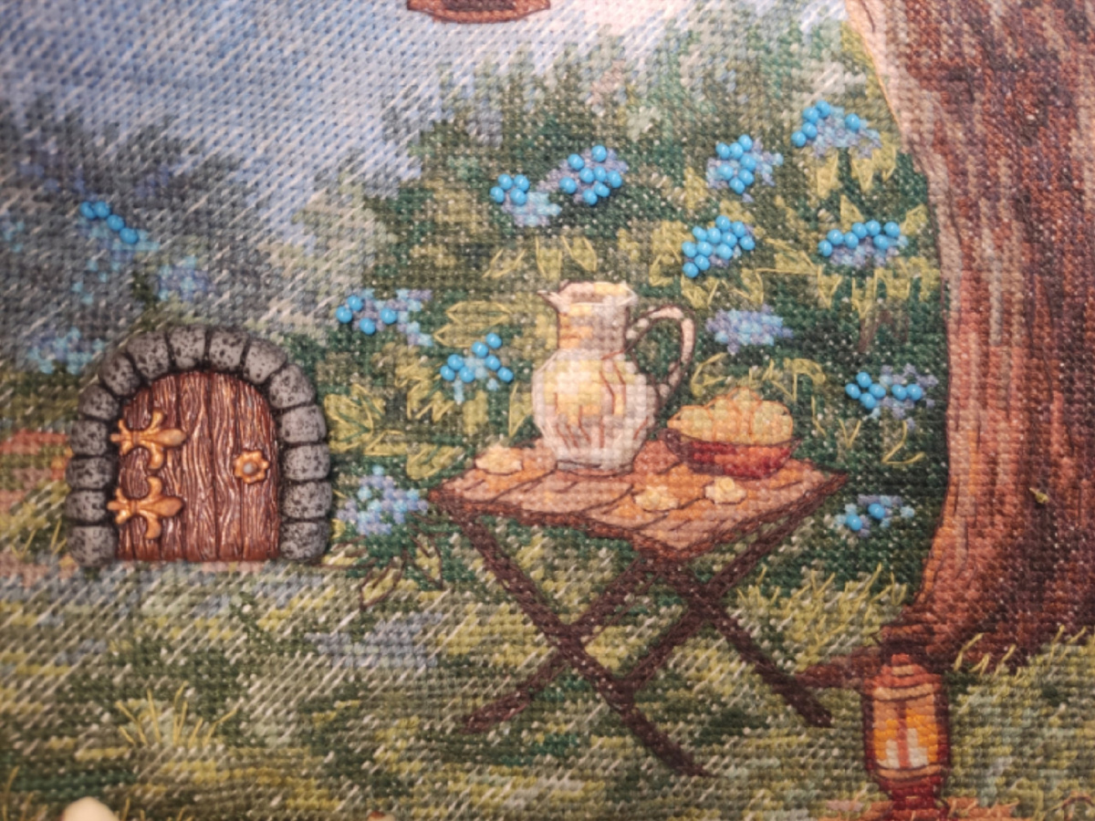 Эта дверца - не часть вышивки, а магнит для иглы. Какие вещи "примагнитились" в мой сад?