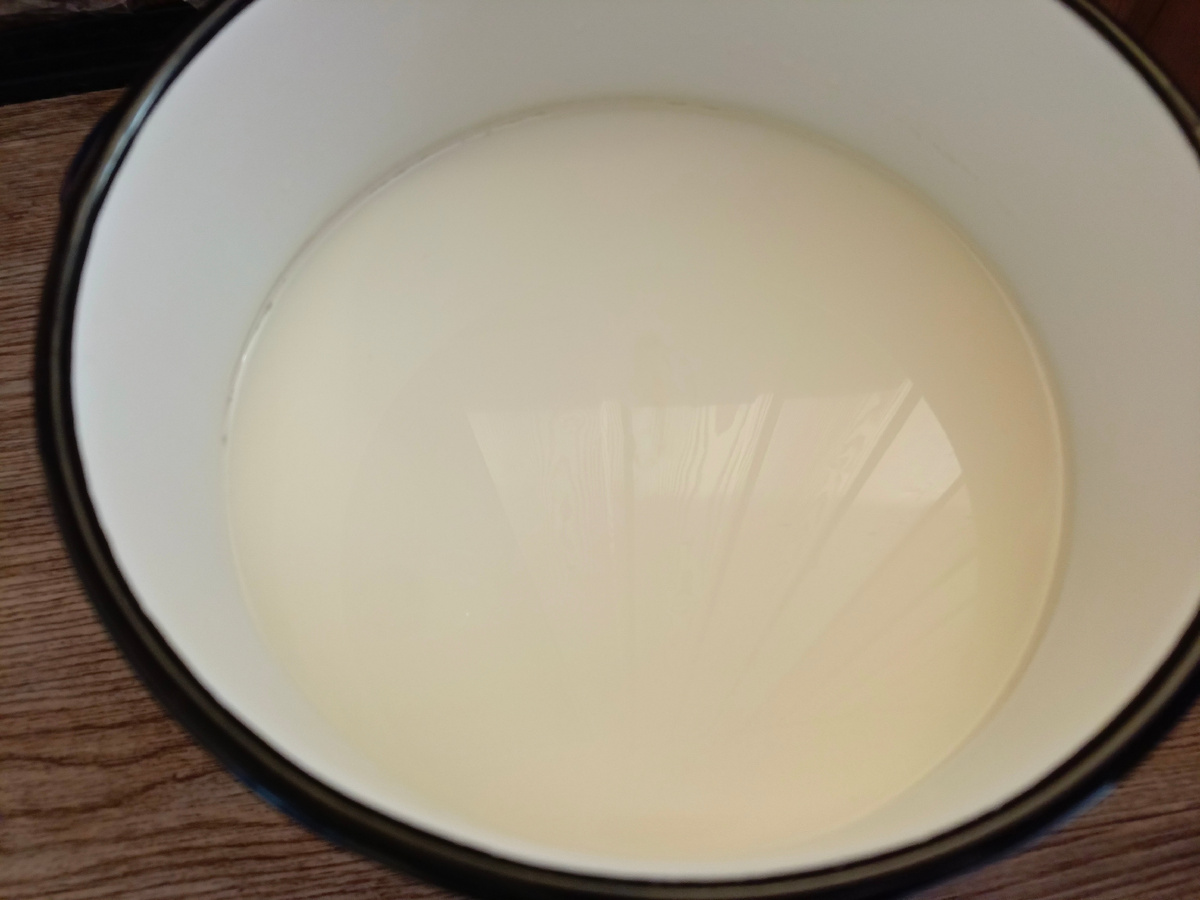 К двери, в прохладу поставила. 