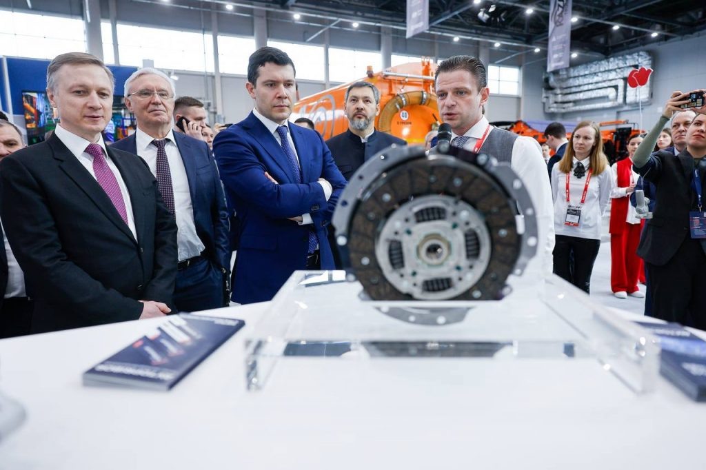 Главе Минпромторга РФ Антону Алиханову на выставке в Казани, среди прочего, демонстрировалась продукция НПК АВТОПРИБОР. 