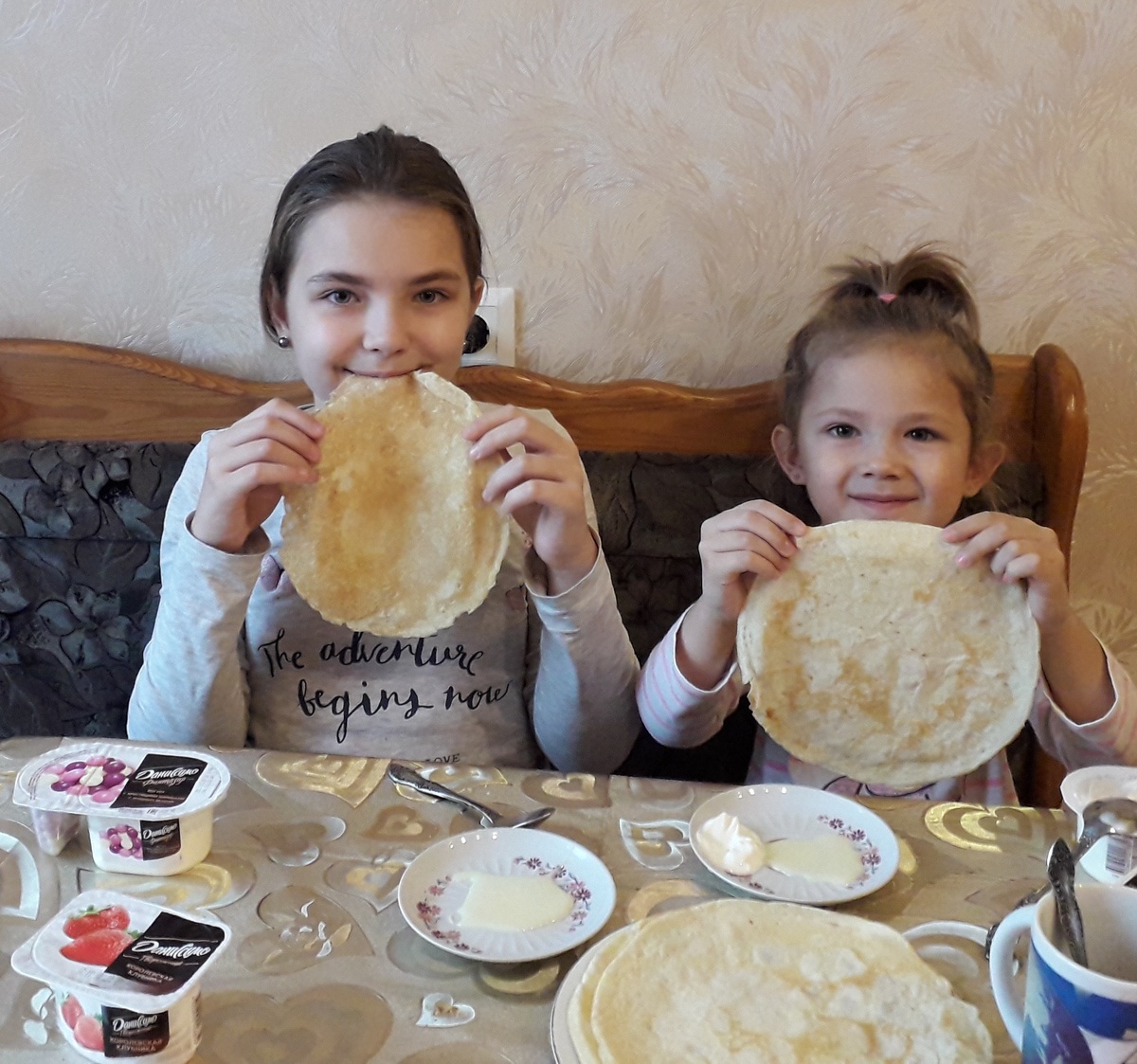 Как должны кушать блинчики Маленькие Леди. Тома и Мия знают много способов.