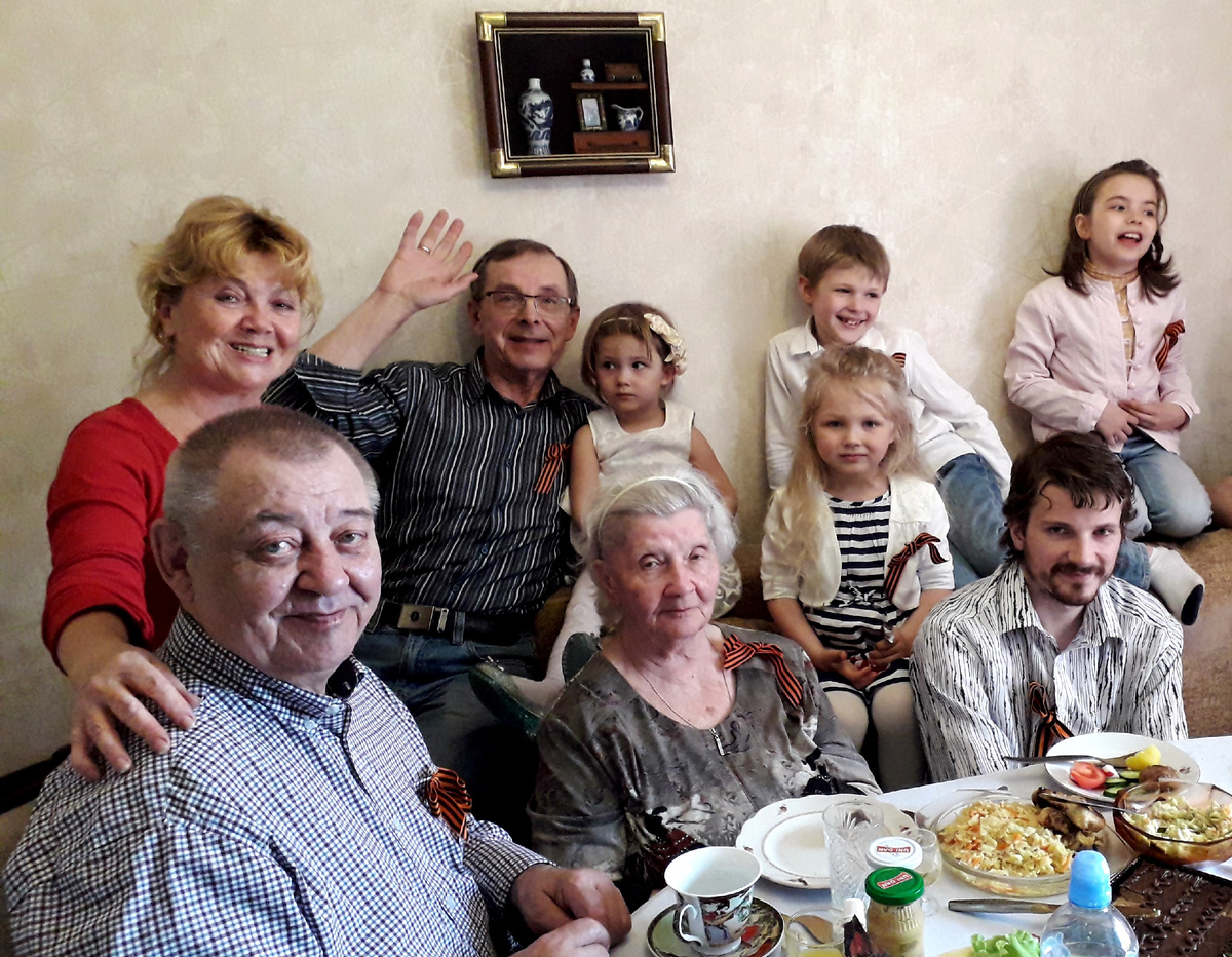 Семейные посиделки за большим Дедушкиным столом.