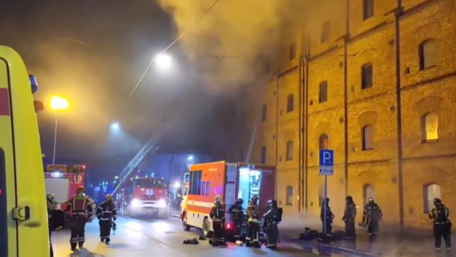    Сотрудники МЧС тушат крупный пожар с административном здании на Курляндской улице в Петербурге, февраль-март 2025 года. Автор фото: Пресс-служба МЧС России