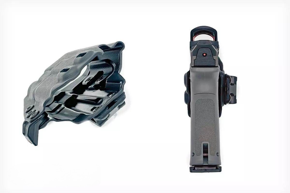 В отличие от обычных кобур свободного кроя, модель Crucial Concealment оснащена подвижной внутренней фиксирующей вставкой, которая надёжно удерживает оружие.

Часть кобуры, соприкасающаяся с ремнём, прижимает пистолет к телу, обеспечивая безопасность. 