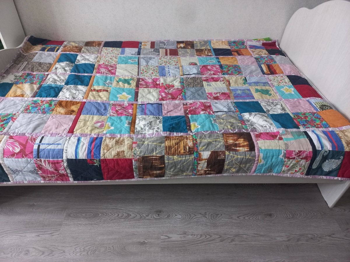 Покрывало на кровать младшего сына со старых вещей