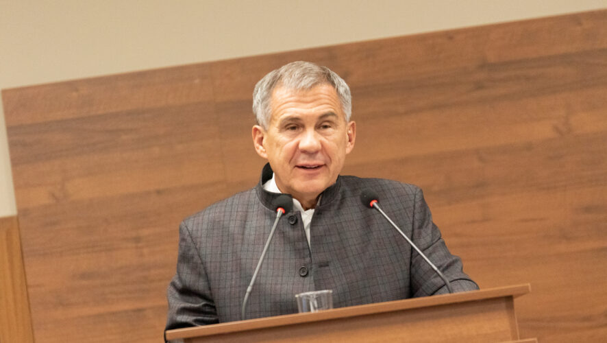    Президент Республики Татарстан Рустам Минниханов во время совещания.