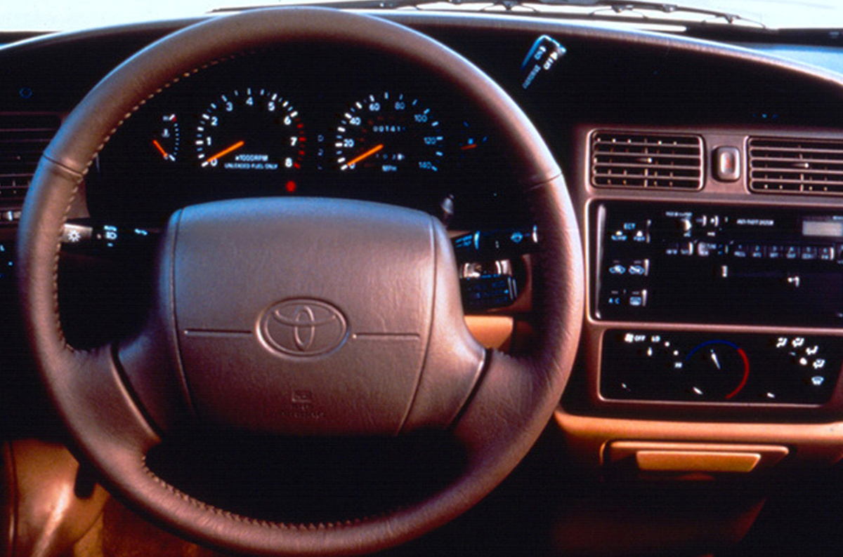    Topspeed: «Avalon был одним из лучших полноразмерных автомобилей на рынке. Он поставлялся с неубиваемым двигателем (трёхлитровый бензиновый V6), который обеспечивал достойный уровень мощности и производительности. Эта Toyota стильная, надёжная и очень просторная. Ощущается скорее роскошной, нежели базовым седаном».   
Toyota