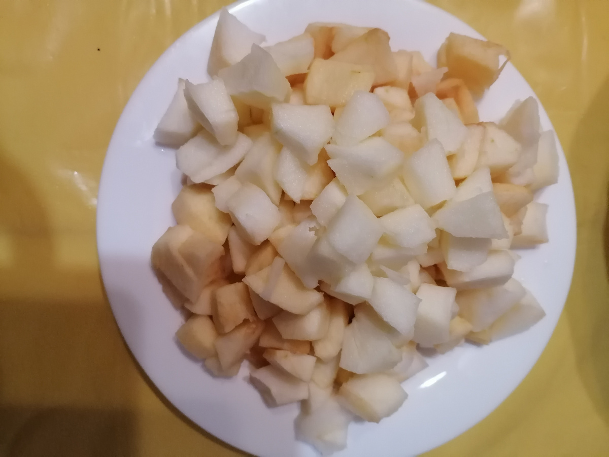 Фото 2. Нарезанные яблоки
