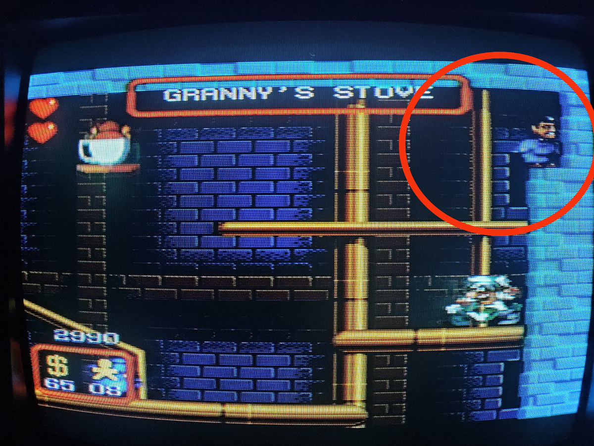 Фото сделаны мной. На фото игра The Addams Family. Оригинал игры "The Addams Family" был разработан Ocean Software, Arc Developments и издан Ocean, Acclaim Entertainment в 1992г. для Sega Mega Drive, Super NES, Commodore Amiga, Atari ST. Программист Джеймс Хиггинс, игровой дизайнер и графика Уоррен Ланкашир, графика Саймон Батлер. Фото демонстрирует начальную заставку игры, а так же общий визуальный фон игры. Подробнее об этом рассказано в статье. Все материалы принадлежат правообладателям и размещены исключительно в информационных целях.