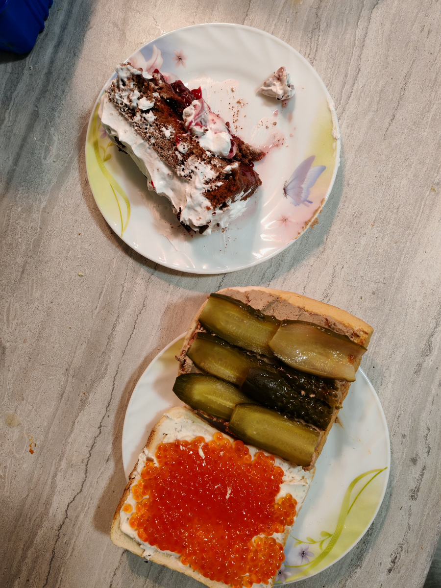 Бутерброд с паштетом и огурцом, бутерброд с творожным сыром и икрой, кусок торта, капучино.