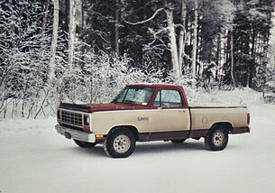 Dodge Ram (первое поколение)Общие данныеПроизводительChrysler Group LLCГоды производства1981—1993Дизайн и конструкцияПлатформаChrysler ADДвигательпоказатьChrysler Slant-6 225показатьChrysler LA 239 V6показатьChrysler LA 239 Magnum V6показатьChrysler LA 318 V8показатьChrysler LA 318 Magnum V8показатьChrysler LA 360 V8показатьChrysler LA 360 Magnum V8показатьCummins 6BTТрансмиссияпоказатьавтоматическая, гидромеханическая 4-ступ.