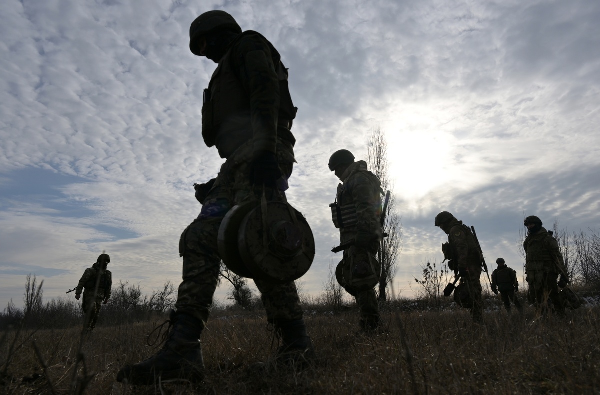     Военнослужащие ВС РФ с минами ТМ-62 / РИА Новости / Евгений Биятов