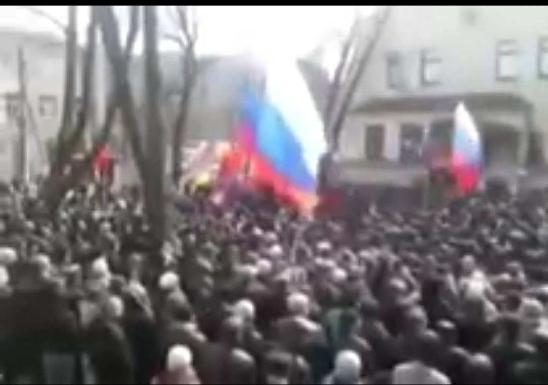 Скрин из видео. Люди скандировали "Референдум", "Россия", "Путин помоги" и так далее...