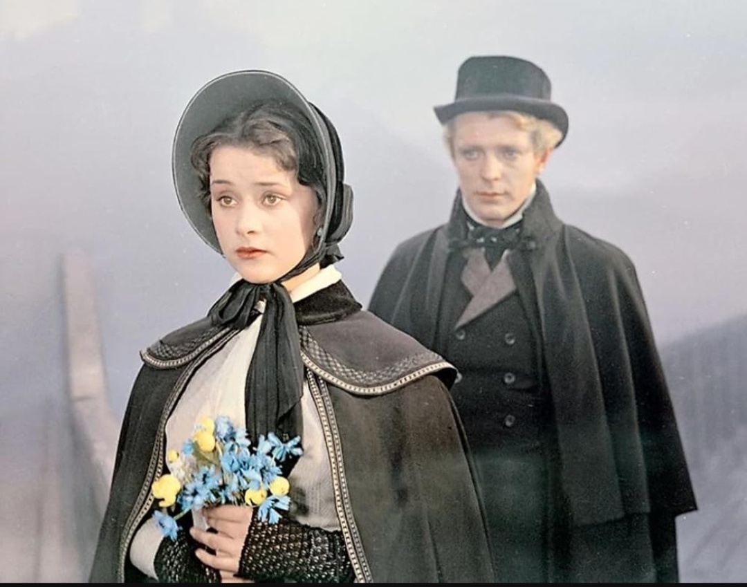 Фильм 1960 года. Немного жуткие, на мой взгляд, персонажи. Настенька похожа на бедную Лизу и богатую Маргариту одновременно, а у Мечтателя несколько дьявольский вид