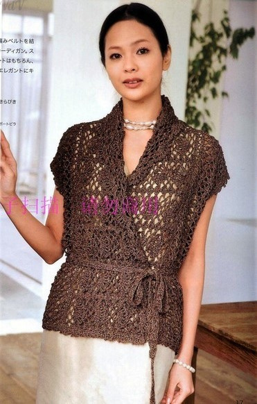 Топ шоколадного цвета с запахом, пояском и шалевым отложным воротничком. Вязание для Вас