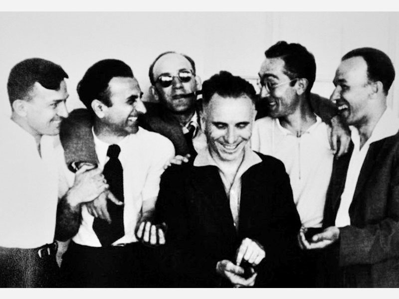 Г. Гуржибеков (в центре) со студентами Азербайджанской консерватории. 1937 год.