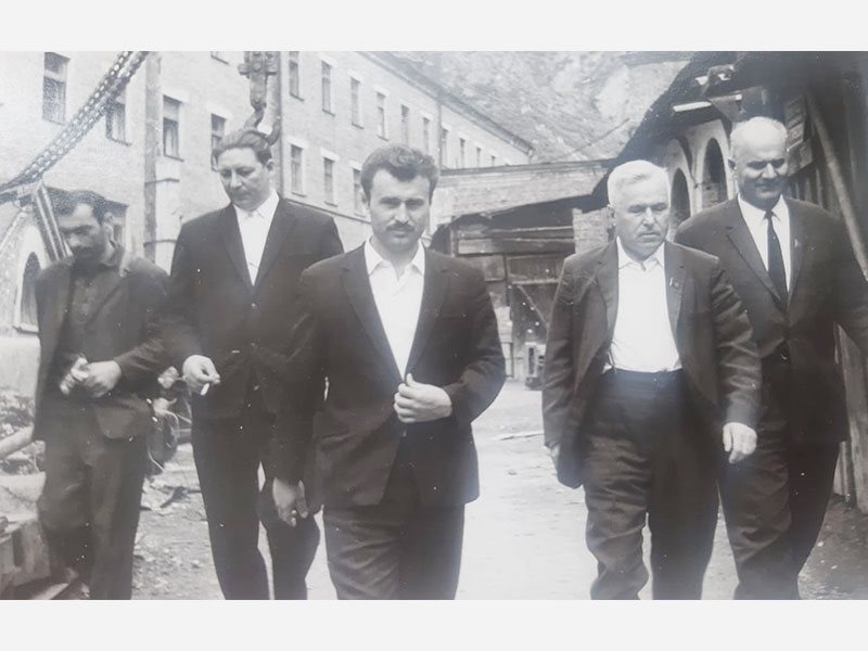 К. Дзестелов (крайний справа) вместе с министром цветной металлургии СССР П. Ломако (второй справа) и коллегами на выездном рабочем заседании.