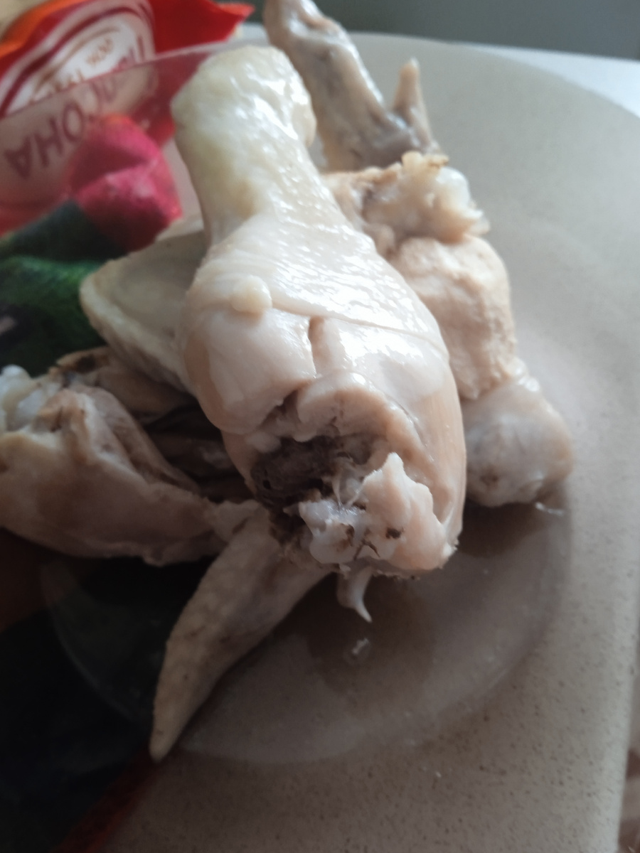 Мясо отварить. Отделить от косточек. Я всегда так делаю, с любым мясом, так как муж не любит, когда попадаються косточки в супе. 